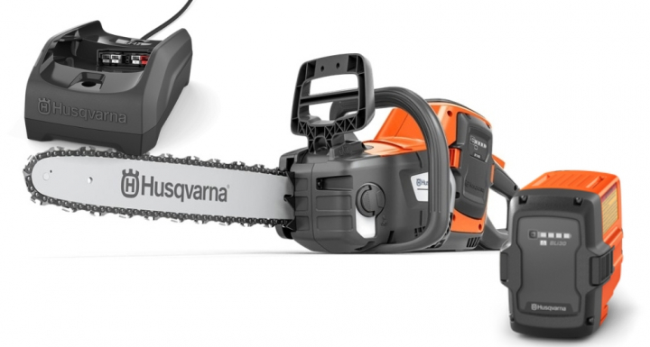 Husqvarna 240i with Bli30 & C80 in the group Husqvarna Forest and Garden Products / Husqvarna Chainsaws / Battery Chainsaws at GPLSHOP (9706011-07)