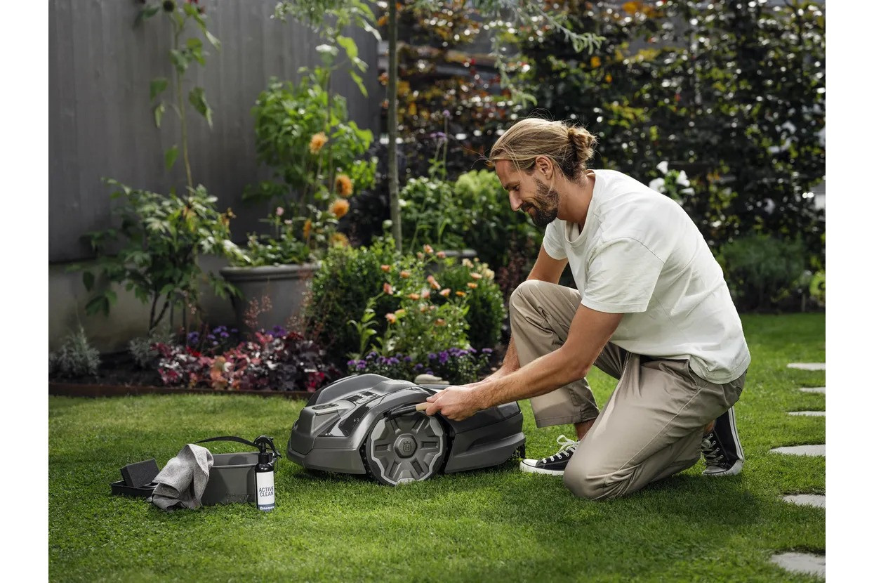 Husqvarna Maintenance and Cleaning Set for Robotic Lawnmowers