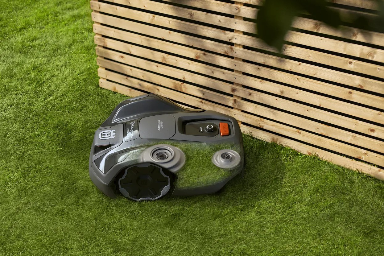 Husqvarna Automower® 405XE Nera Robotic Lawn Mower