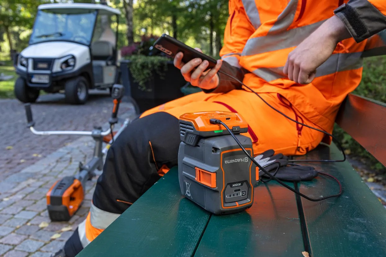 Husqvarna USB150X USB-C adapter