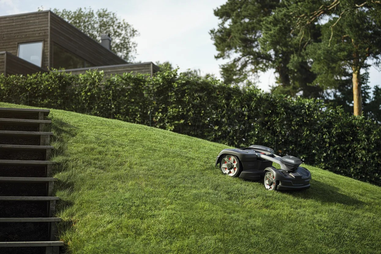 Husqvarna Automower® 435X AWD Nera Robotic Lawn Mower