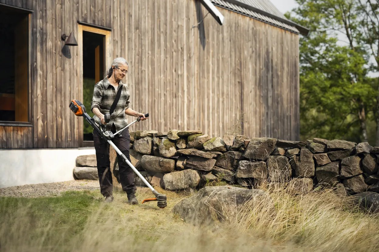 Husqvarna 220iR Battery Brushcutter