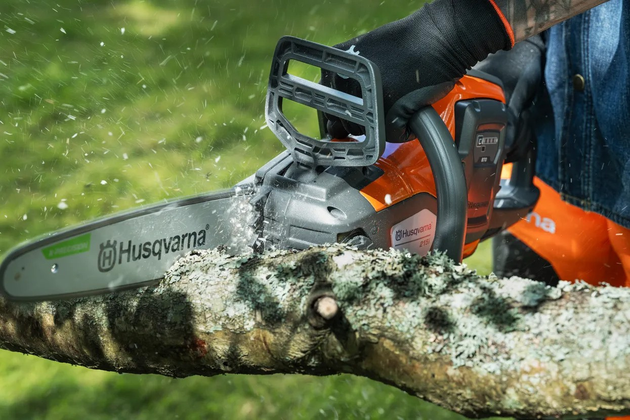 Husqvarna 215i battery chainsaw with battery and charger