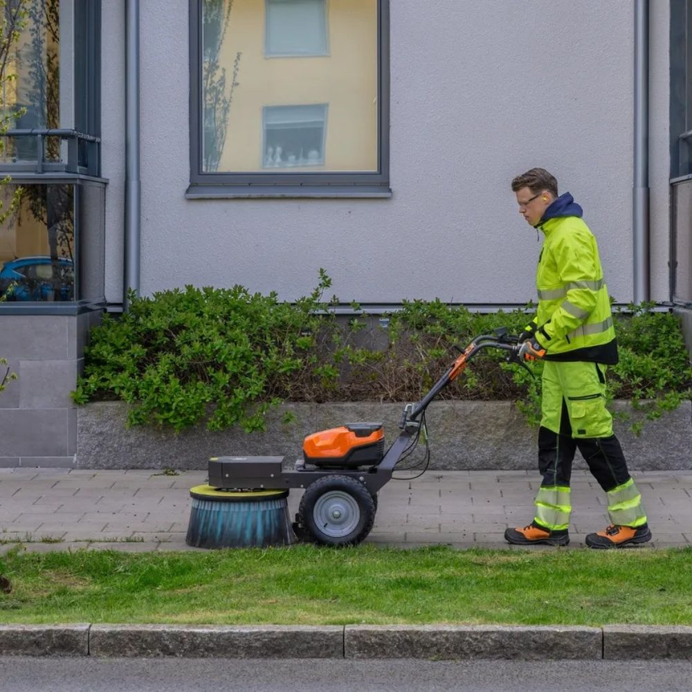 Husqvarna WB 560i Weed Brush