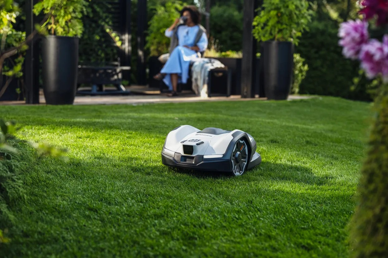 Husqvarna Automower® 405VE Nera Robotic Lawn Mower