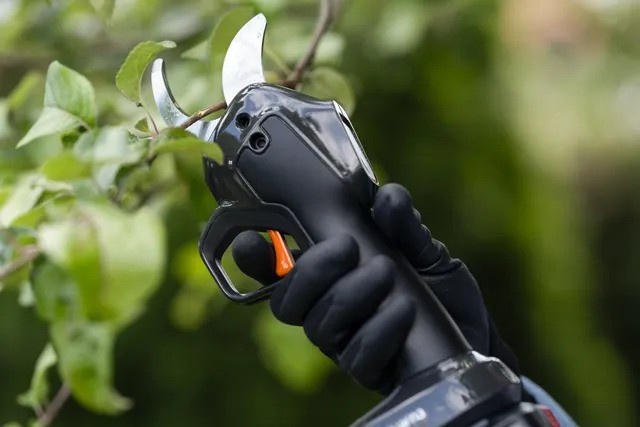 Husqvarna Aspire™ PS30X-P4A + Aspire™ pole with battery and charger