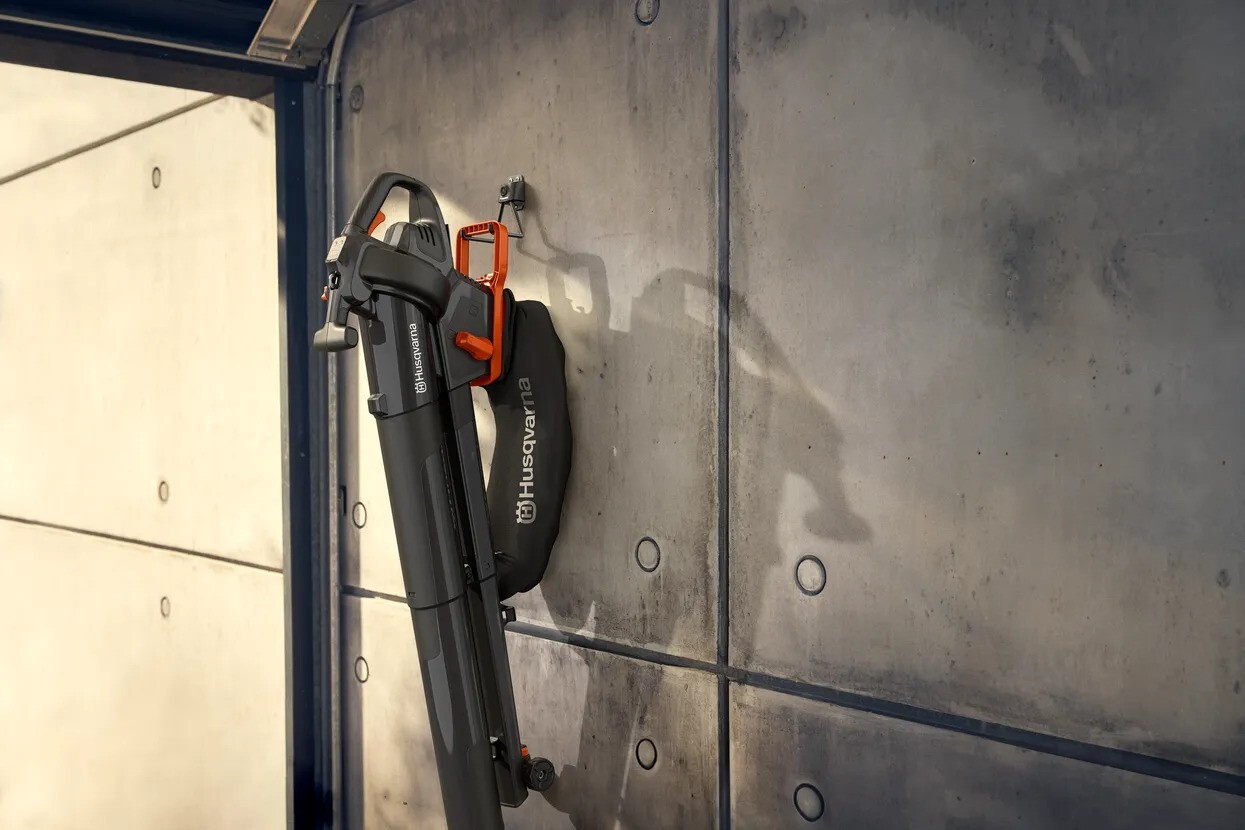 Husqvarna Aspire™ BVX-P4A with battery and charger