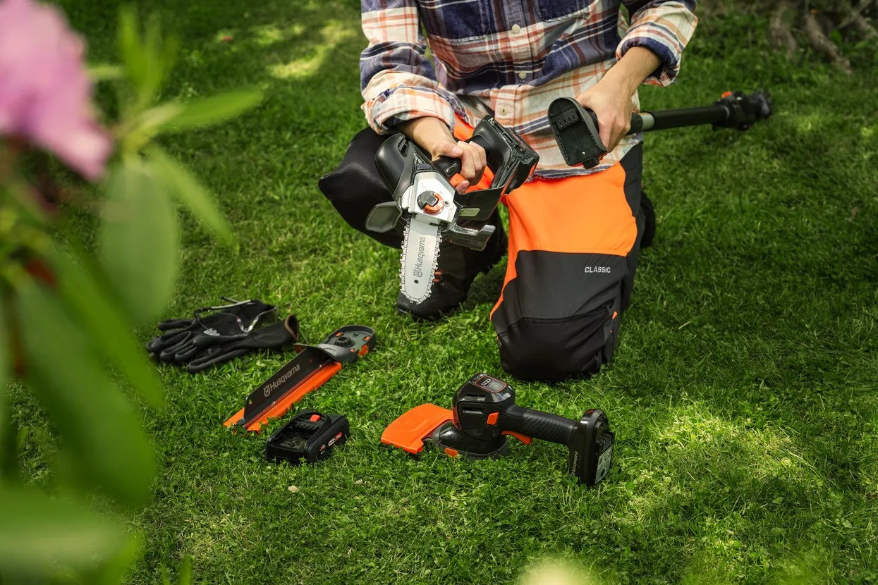 Husqvarna Aspire™ P8X-P4A battery pruning saw with battery and charger