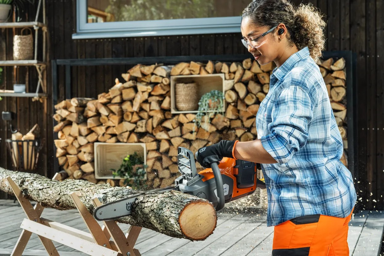 Husqvarna 230i battery chainsaw with battery and charger