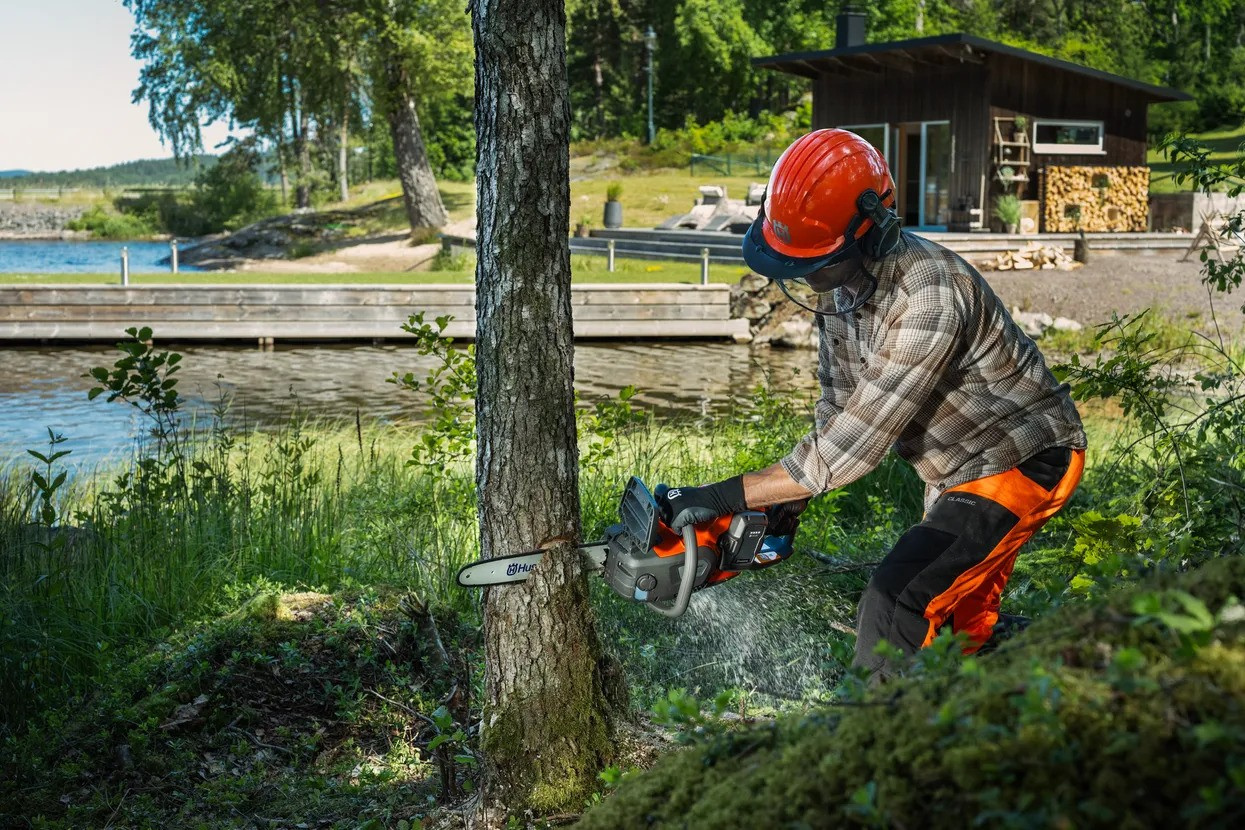 Husqvarna 242i battery chainsaw without battery and charger