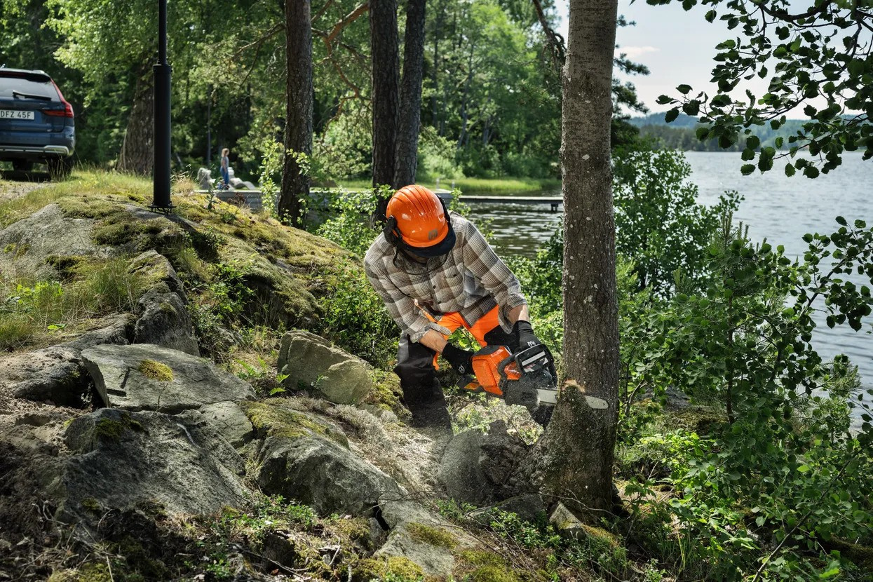 Husqvarna 242i battery chainsaw without battery and charger